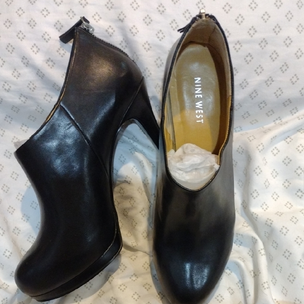 Nine West Black Heeled Boots Sleek Modern Design